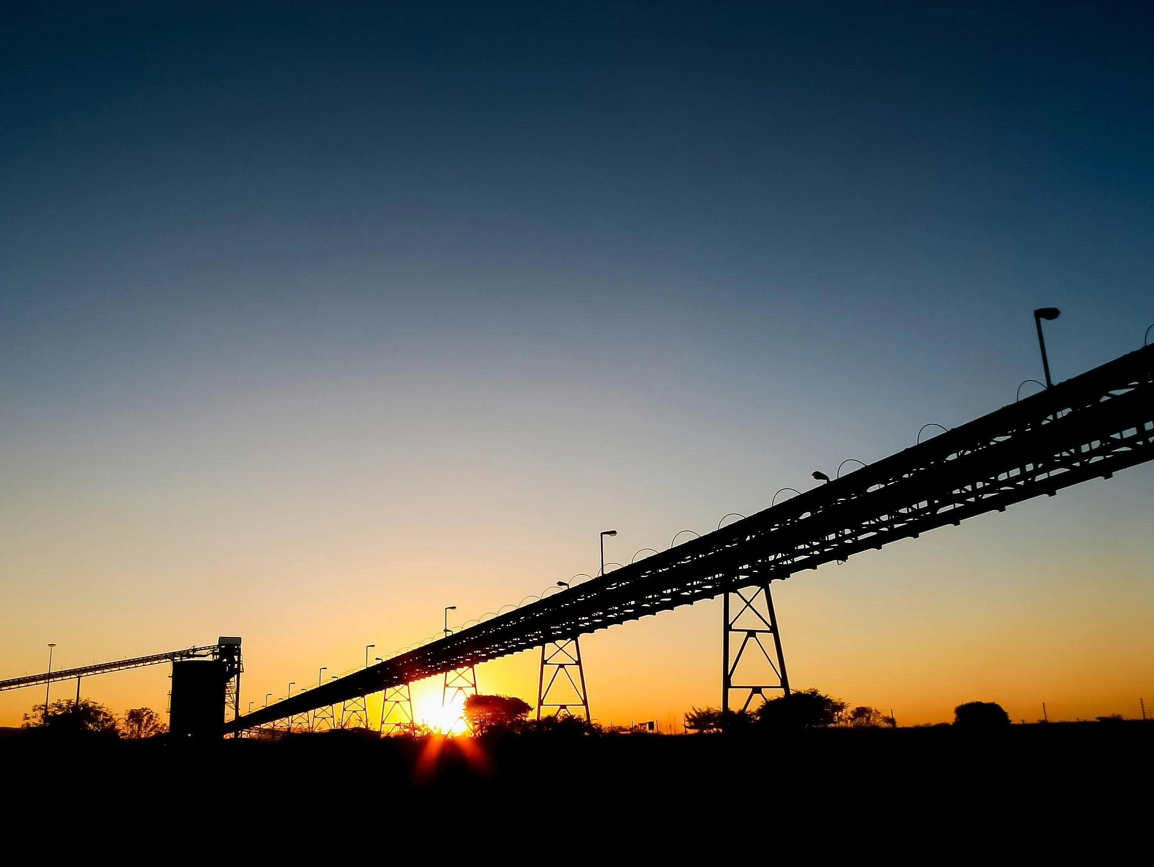 Sistema de transporte industrial al atardecer